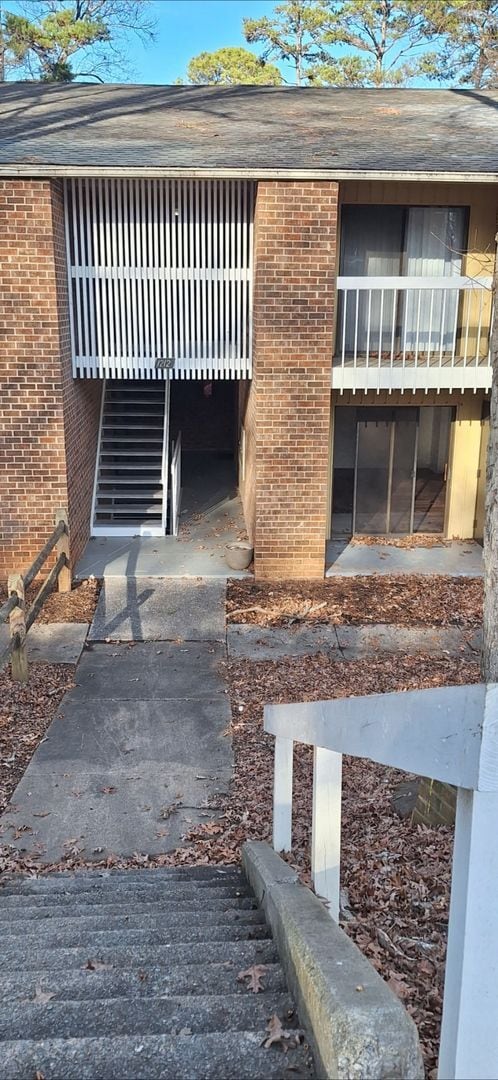 Building Photo - 2 Bedroom 1 1/2 Bath with Den, beautiful tree-lined property off Western Blvd in Raleigh.