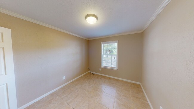 Building Photo - 2/1 Duplex Available For Prelease!