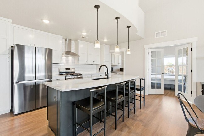 Foto del edificio - Bright and Modern Condo in Ideal Location with Detached Garage