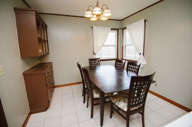 Building Photo - 524 S Ridge Dr