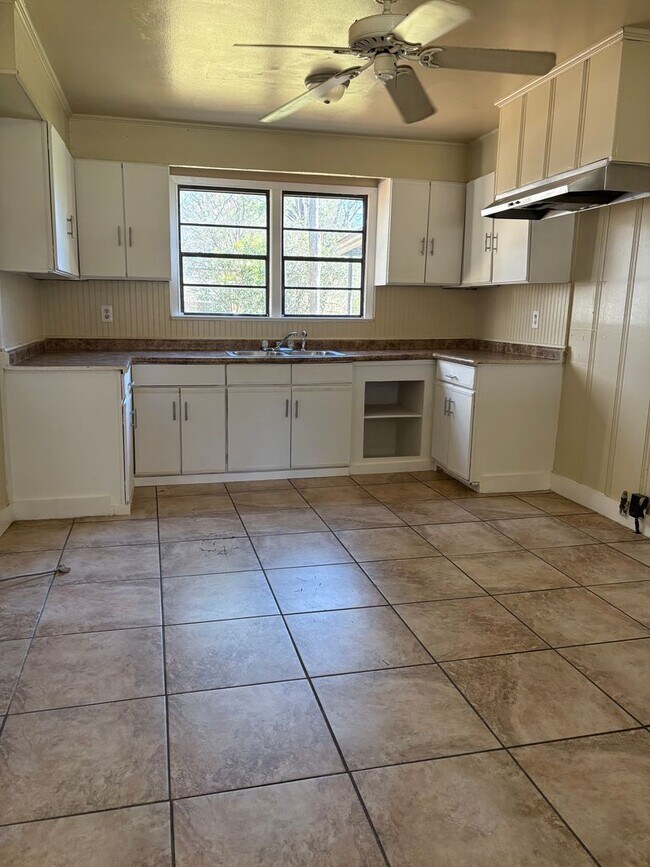 Foto del edificio - Amazing 4 bedroom/ 2bath house on beautiful lot!