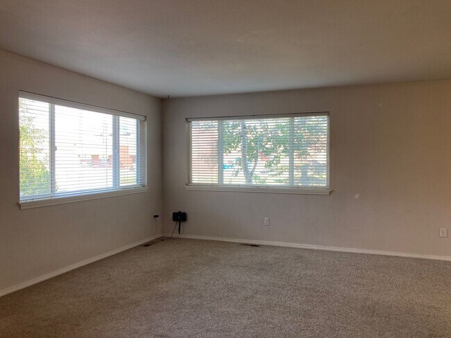Foto del edificio - Spacious 5 Bedroom Home