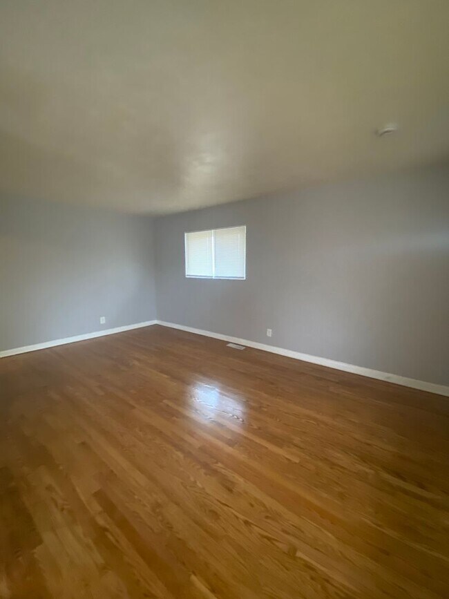 Building Photo - 3 Bed 2 Bath house with finished basement