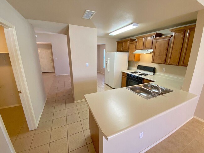 Building Photo - Northeast El Paso 3 Bed Refrig A/C