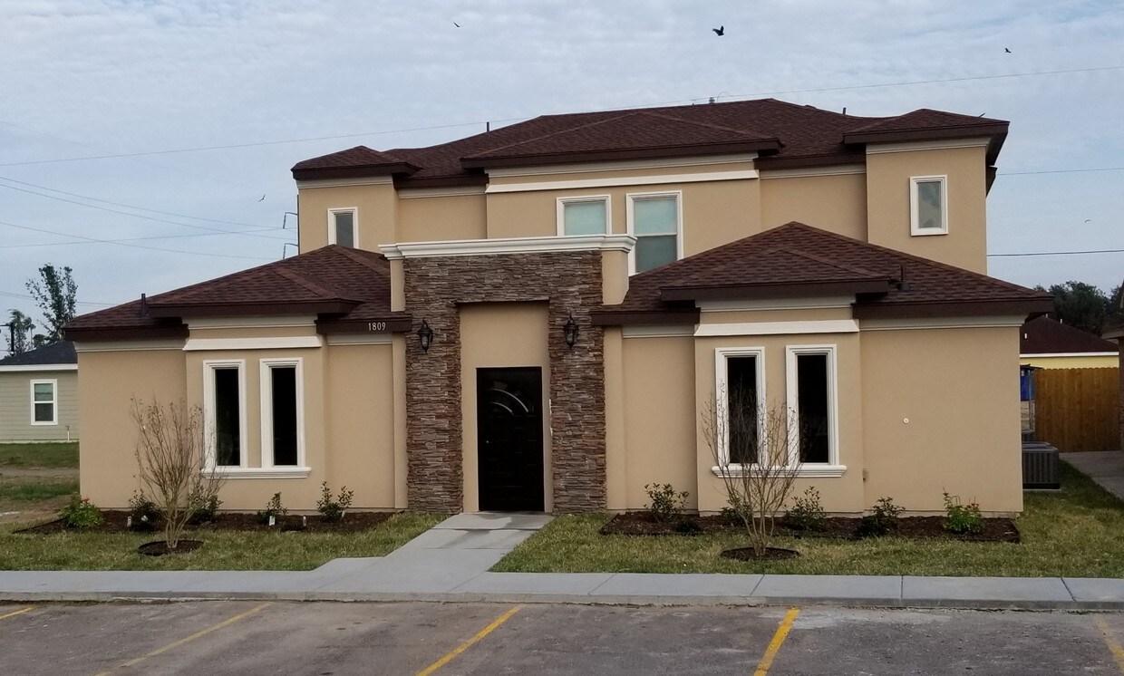 Foto principal - 1809 S Texas Blvd