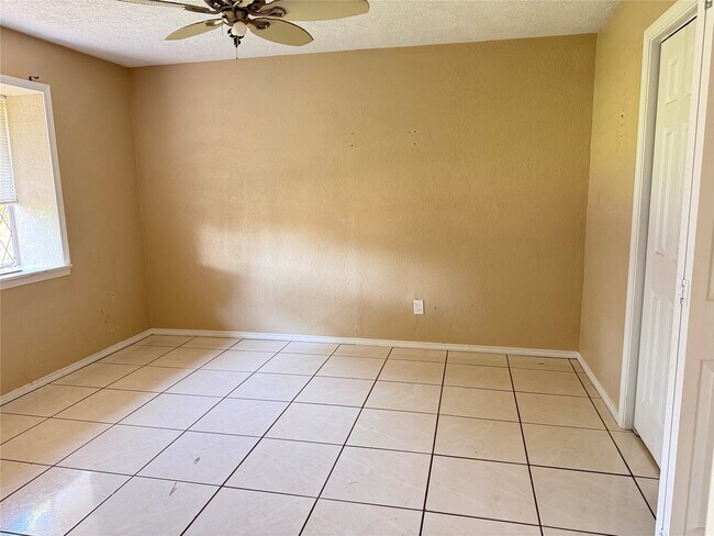 Building Photo - 228 Meadowlawn St