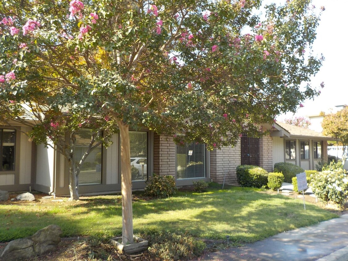 515 W Oak View Dr, Visalia, CA 93277 House Rental in Visalia, CA