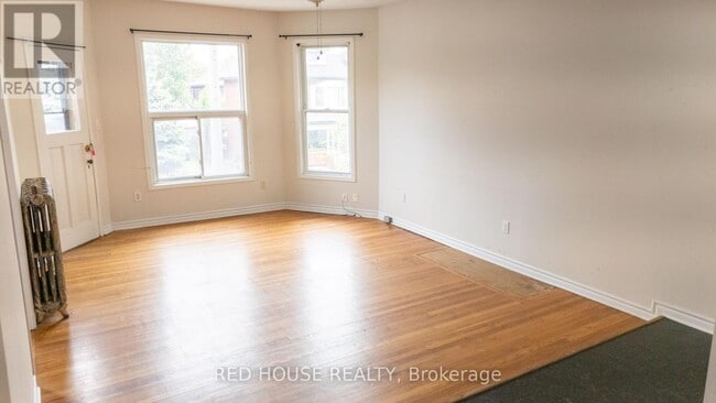 Building Photo - 116 Fairholt Rd S