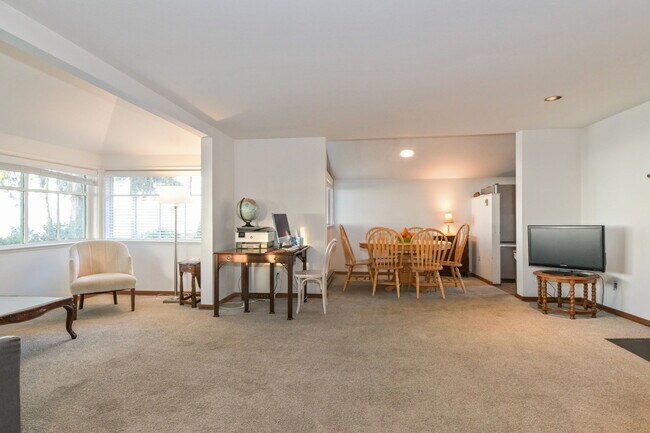 Photo du bâtiment - AVAILABLE NOW  MOVE IN TODAY  FULLY FURNISHED 3 BED UPPER SUITE *** STEPS TO THE SAND Rare opport...