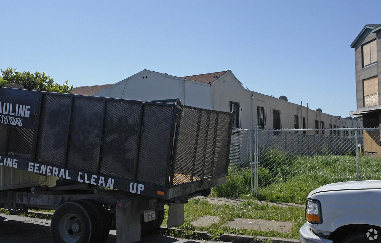 Foto del edificio - 5124 Wall Ave