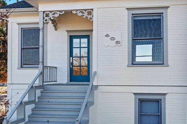 Building Photo - Downtown Napa 2 bdrm 1.5 Bath Home Availab...