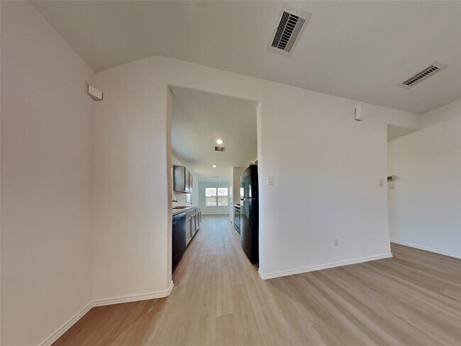 Foto del edificio - 14506 Broadbury Pond Rd