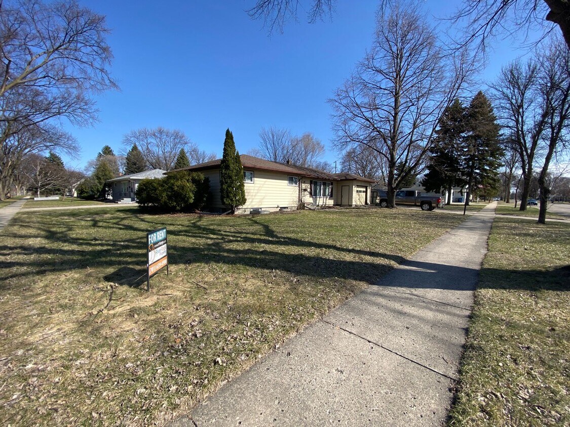 1606 13th St S, Moorhead, MN 56560 House Rental in Moorhead, MN