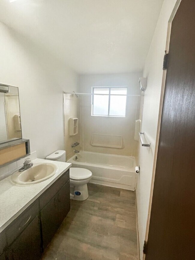 Foto del edificio - Charming 2 Bed, 1 Bath Duplex in the Heart of Cheney