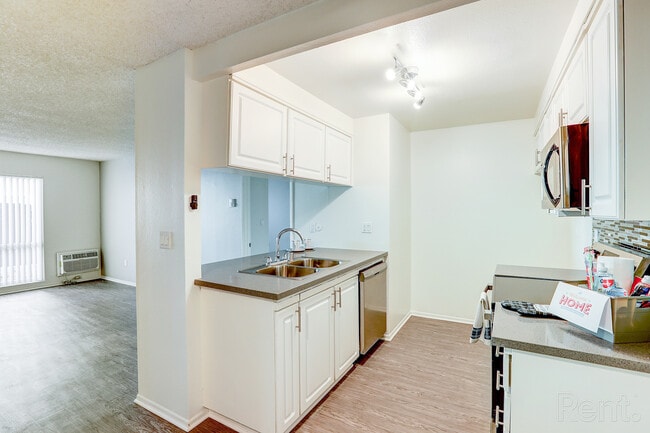 Kitchen 1BR, 1BA 700sf - Chateau De Ville
