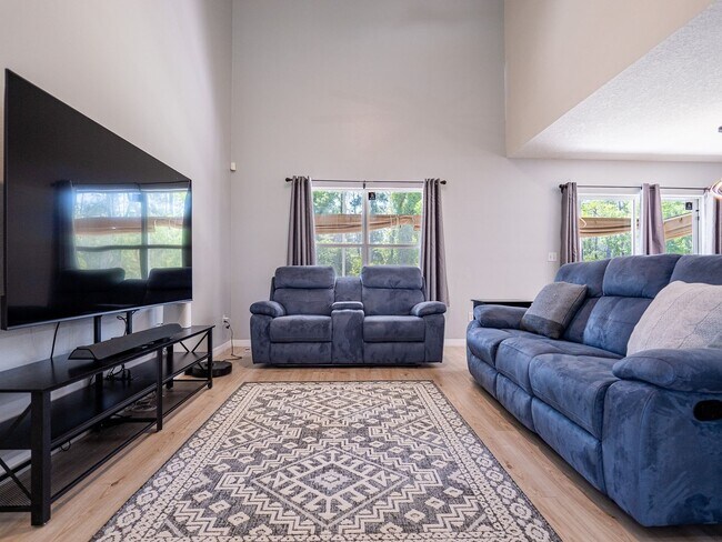 Building Photo - Beautifully Renovated Fully Furnished Rent...