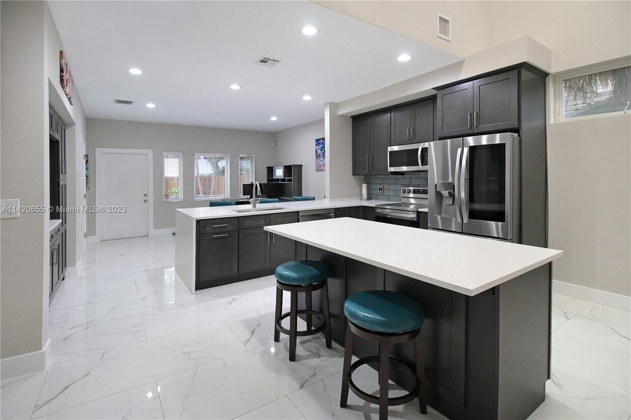 Foto principal - 718 NE 5th Ave