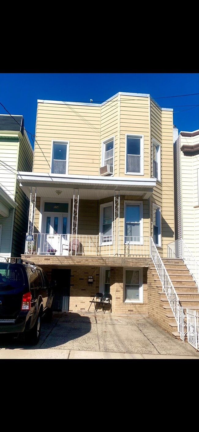 Building Photo - 224 Oak St