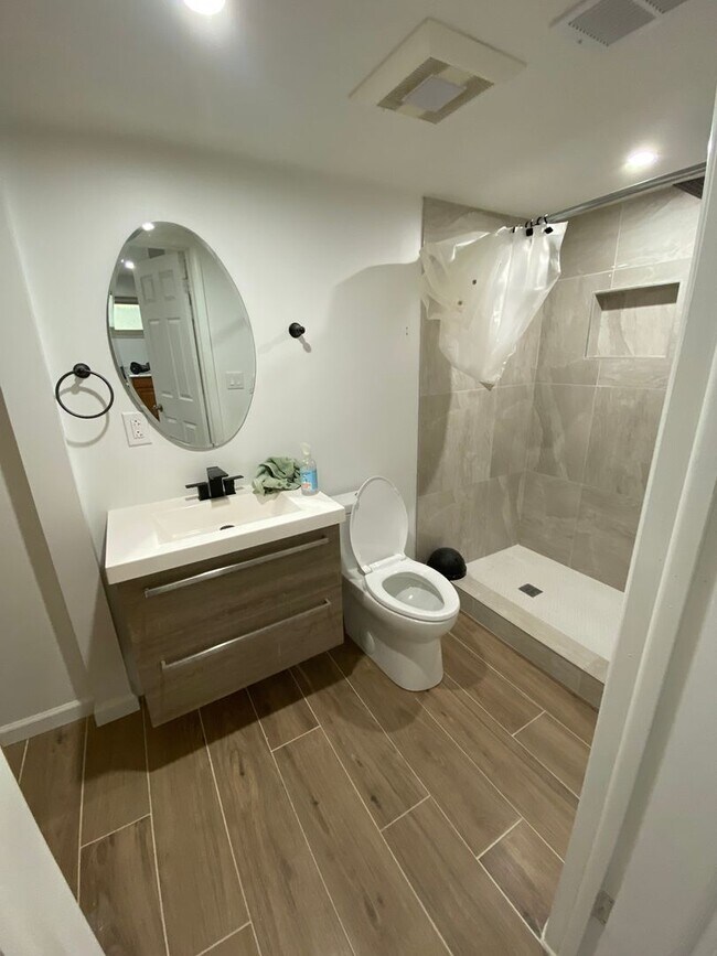 Building Photo - Fully renovated private basement apartment...