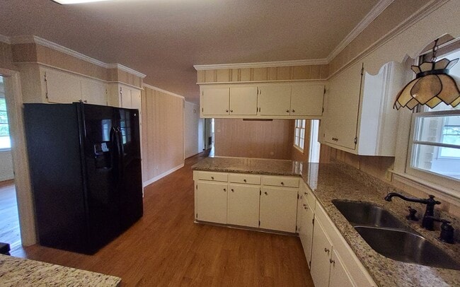 Building Photo - Close to Shopping