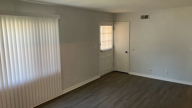 Foto del edificio - 4108 Woodcliffe Ave