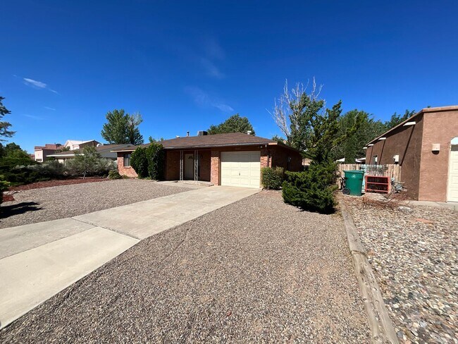 Foto del edificio - 3 Bedroom Single Story Home Available Near...