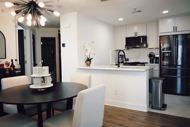 Foto del edificio - Charming 2BR Condo in Marietta