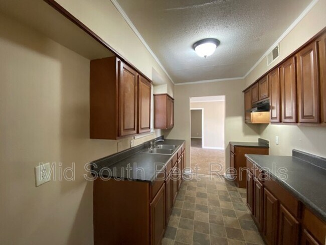 Building Photo - 1458 Russwood Rd