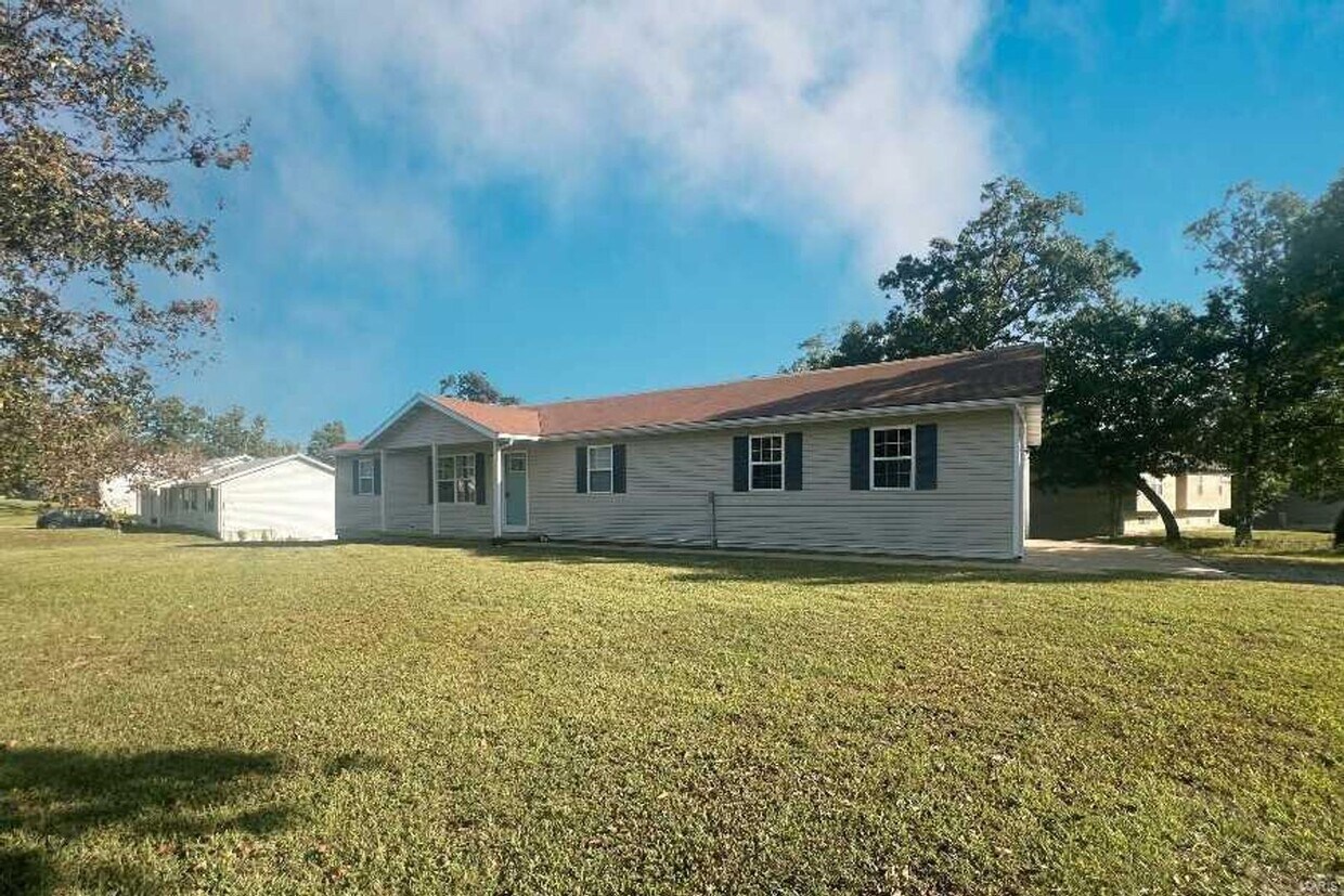 Primary Photo - Wonderful 5 bedroom 3 bath house ready NOW!