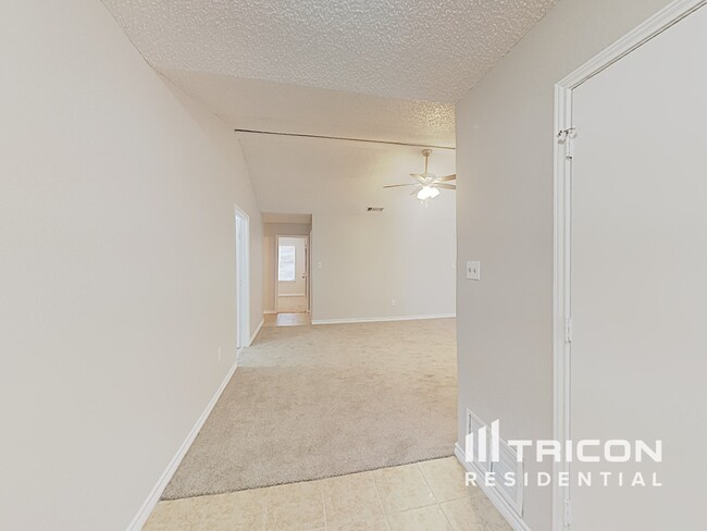 Foto del edificio - 1120 Hidden Creek Dr