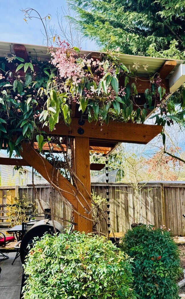 Foto del edificio - 3-Bedroom Home with Garden Oasis & Covered Patio – Bethel Neighborhood