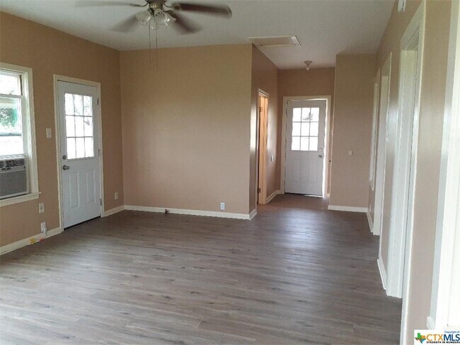 Foto del edificio - 1451 Old Seguin Luling Rd