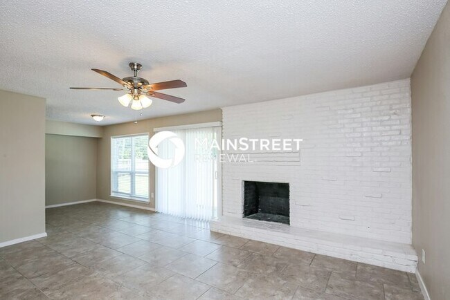 Building Photo - 5 Bedroom Pet-Friendly Home in Mesquite, TX with Main Street Renewal