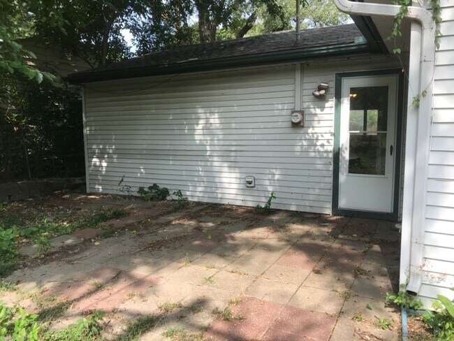 Foto del edificio - Nice, 4BR rancher with appliances, attached garage and fenced back yard.