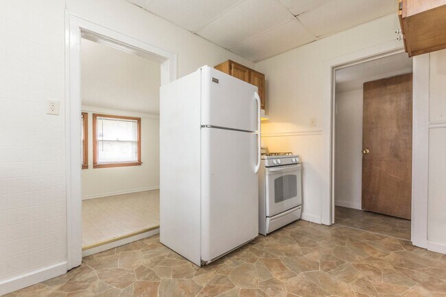 Building Photo - Spacious 3 Bedroom 1 Bathroom Home