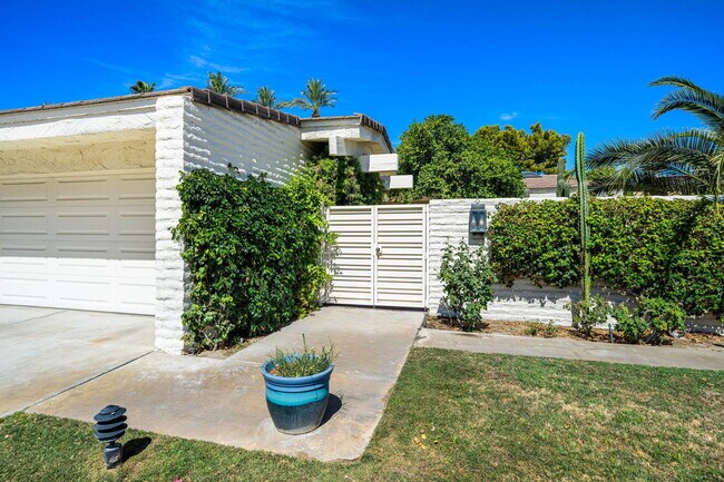Building Photo - 44825 Guadalupe Dr