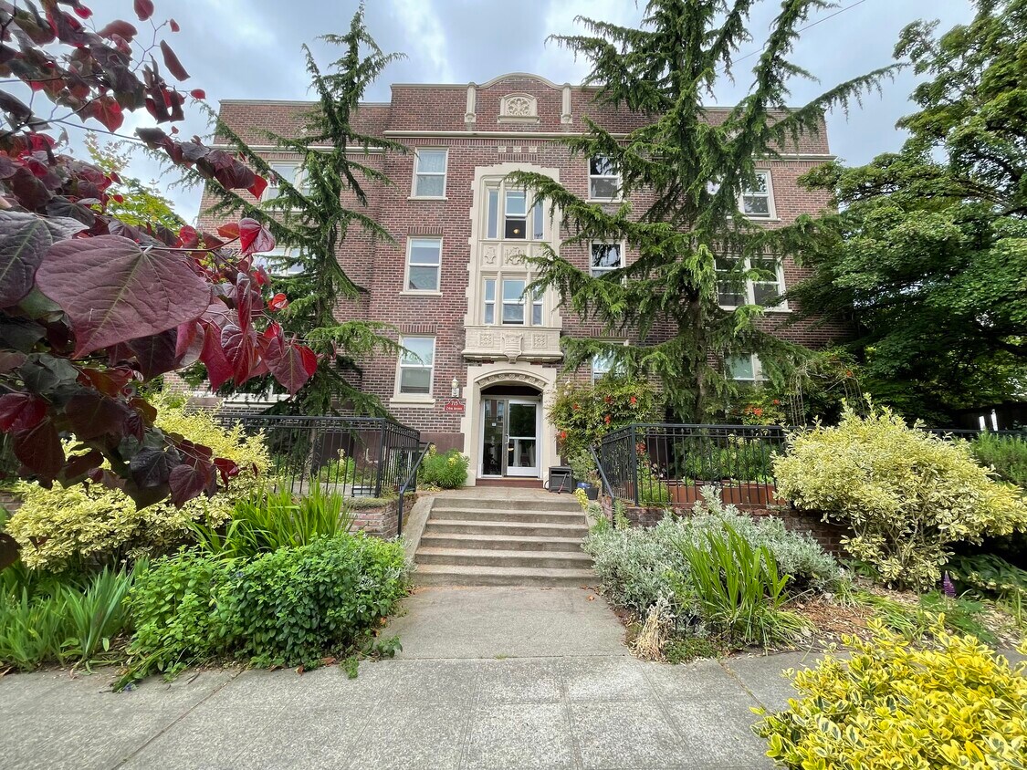 Primary Photo - 715 24th Ave