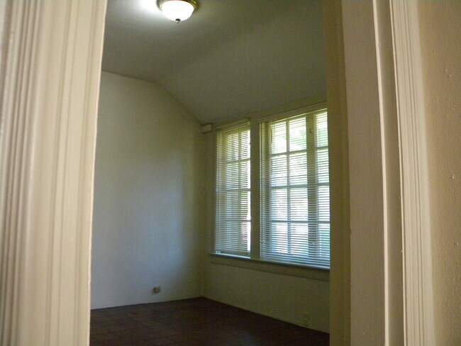 Tiled sunroom - 1425 Harlem Blvd