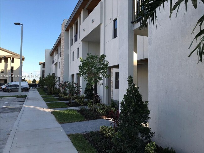 Foto del edificio - 10437 NW 82nd St