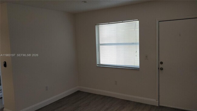 Foto del edificio - 1975 NE 135th St