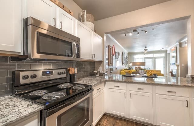 Foto del edificio - 7927 Forest Ln