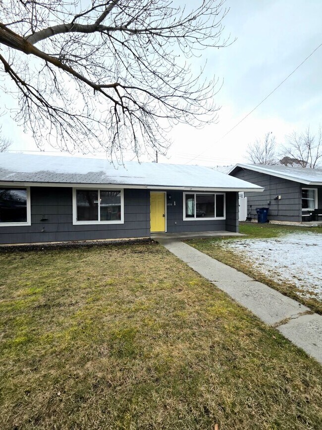 Foto del edificio - 1231/1233 Montana St. Duplex