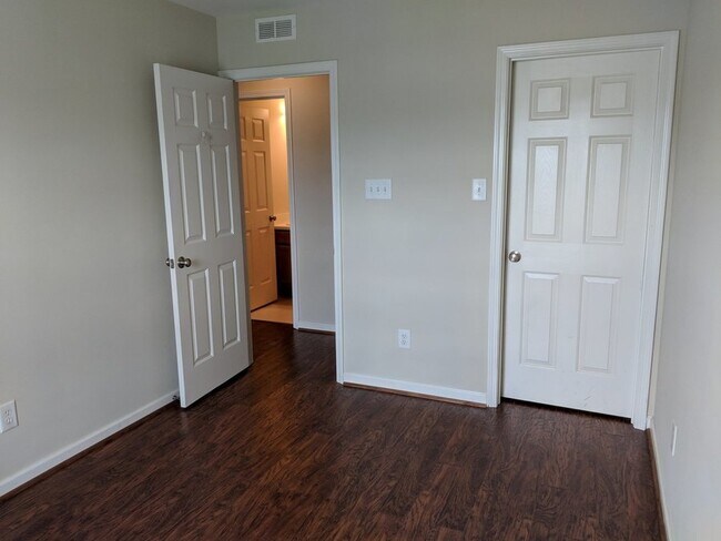 Foto del edificio - Three bedroom End Unit Townhome