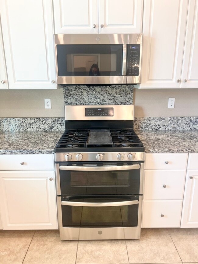 Building Photo - Stunning modern two story single family ho...