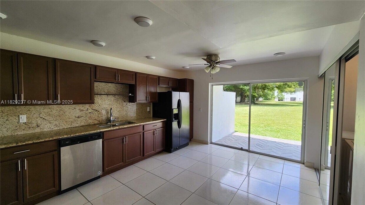 Foto principal - 5060 Elmhurst Rd
