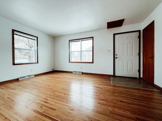 Building Photo - 921 Rainbow Dr