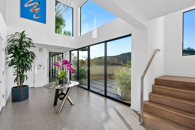 Foto del edificio - Prestigious Hollywood Hills Home for Rent