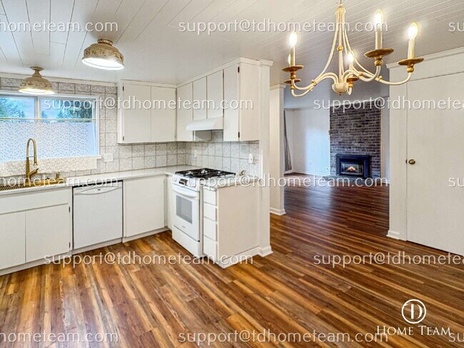 Building Photo - "Charming 3-Bed Bothell Home with Granite Touches, Cozy Fireplace, and Gleaming Hardwood Floors!"