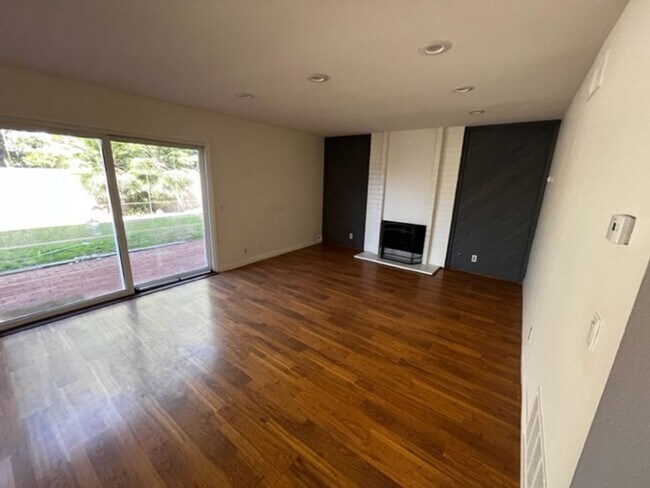 Foto del edificio - 8871 Henton Dr