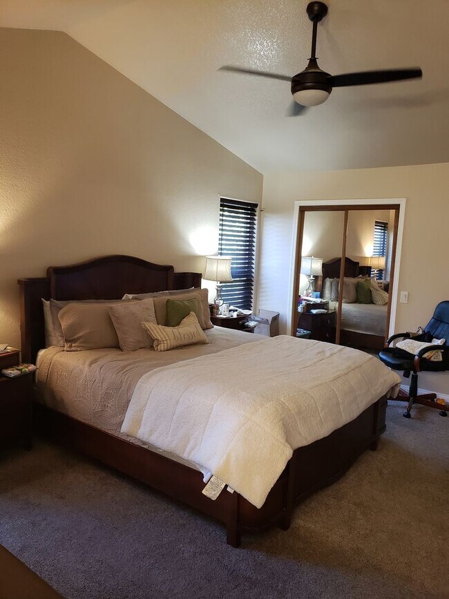 Foto del edificio - Move in Ready 3bed/3bath, beautiful backyard